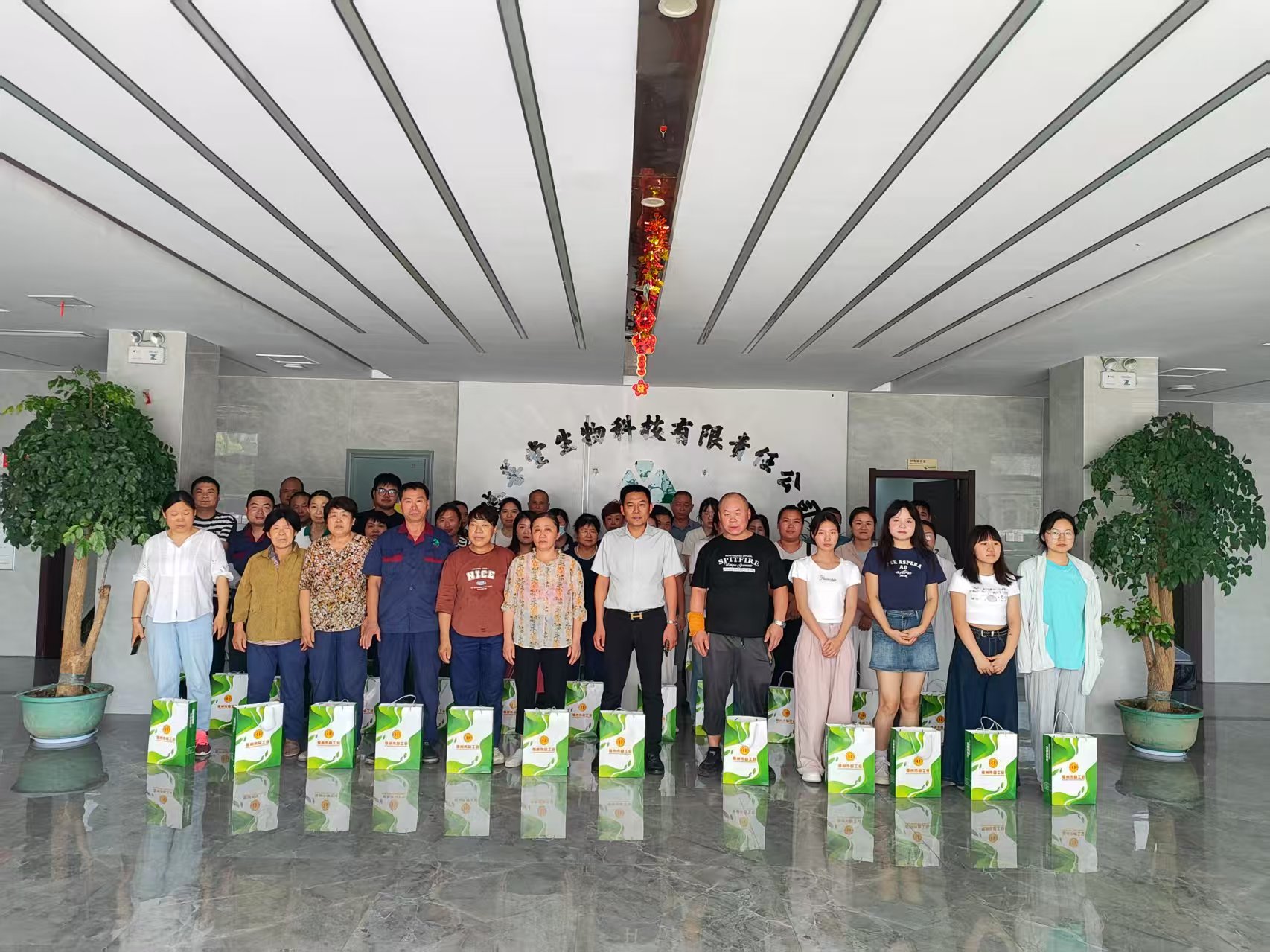 清凉一夏，关怀入微：悠善堂防暑降温物品发放进行时