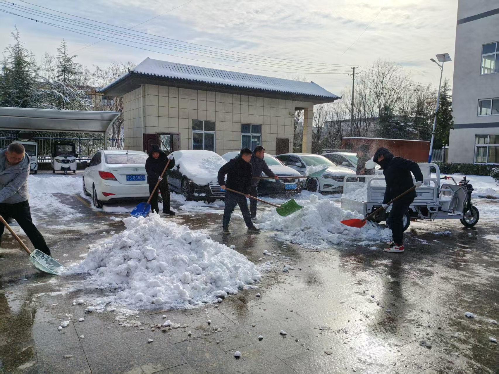 以雪为令，闻雪而动——悠善堂铲雪保畅通